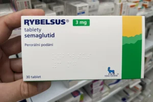 person holding rybelsus medicine
